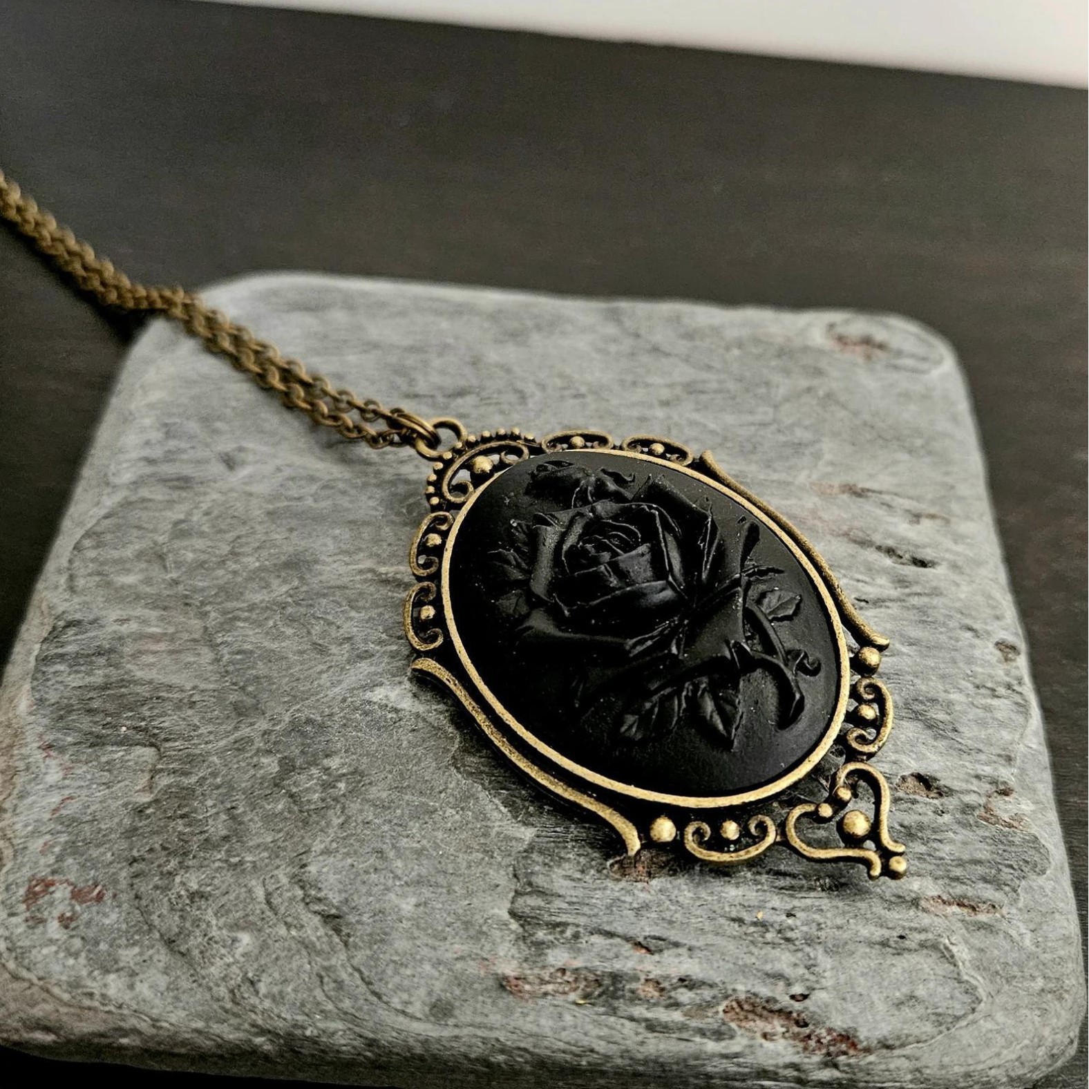 Retro and Trendy Oval Pendant  - đánh giá và giá Y2K Ethnic Fashion